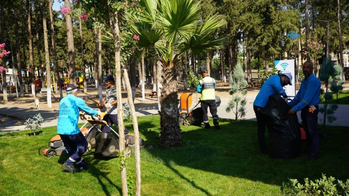 Adıyaman Belediyesi Yeşil Alanları Sıcaklara Karşı Koruyor