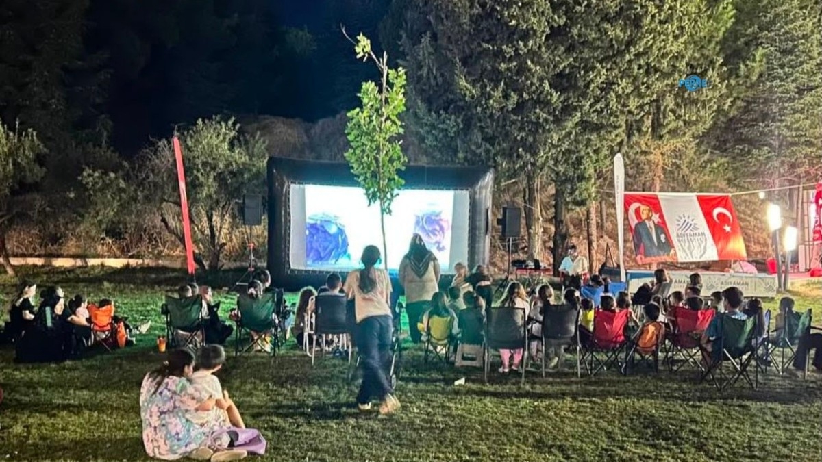 Adıyaman'da açık hava çocuk sineması: Minikler aileleriyle yıldızların altında film izledi
