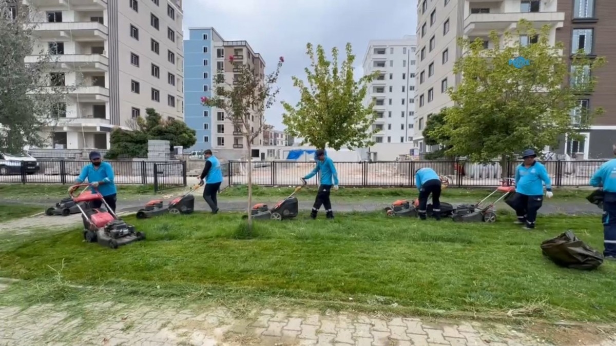 Adıyaman Belediyesi parklarda bakım ve temizlik çalışmalarını sürdürüyor